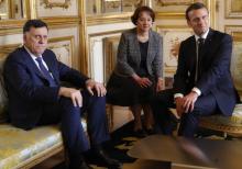 Le président français Emmanuel Macron rencontre le chef du gouvernement d'union nationale Fayez al-Sarraj, à Paris, le 8 mai 2019