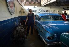 Une berline américaine en réparation au garage Nostalgicar à la Havane, le 6 mai 2019