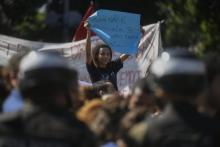 Manifestants contre les coupes budgétaires devant l'Ecole militaire de Rio de Janeiro, pendant une visite du président Jair Bolsonaro le 6 mai 2019