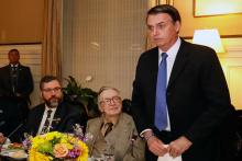 de D à G, le président brésilien Jair Bolsonaro, Olavo de Carvalho et le ministre des Affaires étrangères Ernesto Araujo, à l'ambassade du Brésil à Washington, le 17 mars 2019