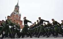 Des soldats russes défilent sur la place Rouge à Moscou le 9 mai 2019, à l'occasion du 74e anniversaire de la victoire de l'Union soviétique sur l'Allemagne nazie.