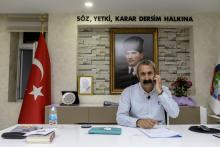 Le maire communiste Fatih Mehmet Macoglu lors d'un entretien avec l'AFP, devant un portrait du fondateur de la Turquie moderne Mustafa Kemal Ataturk, le 18 avril 2019 à la mairie de Tunceli (Turquie)