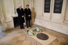Le président Emmanuel Macron et son homologue italien Sergio Mattarella (d) se recueillent devant la tombe de Léonard de Vince, lors d'une cérémonie pour célébrer le 500e anniversaire de sa mort, le 2