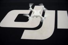 Un drone vole dans le salon d'exposition du siège de DJI à Shenzhen, en Chine, le 11 mai 2017