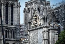 Des ouvriers se tiennent sur un échafaudage alors que les travaux de rénovation et de réparation ont lieu dans la cathédrale Notre-Dame de Paris, gravement endommagée par un énorme incendie le 15 avri