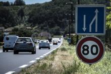 Un panneau de limitation de vitesse à 80 km/h, le 28 juin 2018 près de Crozes-Hermitage, dans la Drôme