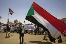 Des manifestants soudanais réclamant un pouvoir civil le 3 mai 2019 devant le QG de l'armée à Khartoum