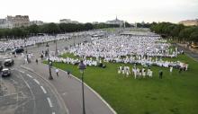 Des milliers de "dîneurs en blanc" investissent peu après 20H30 l’esplanade des Invalides à l’occasion du 30e Dîner en blanc de Paris, le 3 juin 2018