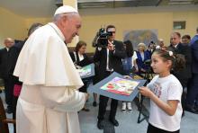 Le pape François rencontre une jeune réfugiée le 6 mai 2019 pendant sa visite en Bulgarie