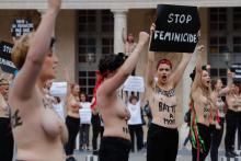 Des activistes Femen organisent une manifestation contre les féminicides au Palais Royal à Paris, le 30 mai 2019