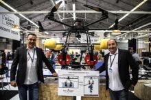 Les inventeurs et participants au concours Lépine Jacques Pitou (à droite) et Pierrick Duret (à gauche) posent à côté de leur invention, un "drone bombardier", le 30 avril 2019