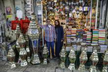 L'artisan palestinien Issam Zughair, maître dans la fabrication de lanternes traditionnelles, et sa femme devant leur boutique dans la Vieille ville de Jérusalem le 2 mai 2019