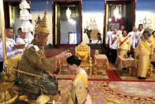 Capture d'image de la télévision thaïlandaise, le 4 mai 2019, du roi Maha Vajiralongkorn posant sur sa tête la "Grande Couronne de la Victoire", lors des cérémonies pour son couronnement à Bangkok