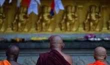 Des moines bouddhistes prient pour les victimes des attentats du dimanche de Pâques au temple Kelaiya, à Colombo, le 24 avril 2019 au Sri Lanka