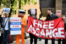 Les parlementaires allemandes de Die Linke Heike Hansel (C) et Sevim Dagdelen (D) avec la députée européenne espagnole Ana Miranda Paz (G) réclament la libération de Julian Assange devant la prison de