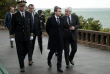Emmanuel Macron à Biarritz, aux côtés du maire de la ville Michel Veunac et du préfet des Pyrénées-Atlantiques Eric Spitz, le 17 mai 2019. Le président est arrivé à Biarritz pour préparer le G7 qui se