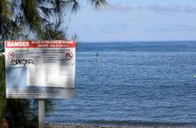 Un panneau rappel le danger dû à la présence de requins, à Saint-Leu à La Réunion le 26 mars 2019