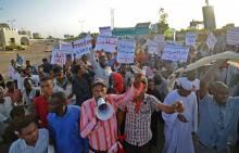 Un manifestant occupe une voie ferrée à Khartoum pour réclamer le retour du pouvoir aux civils, le 12 mai 2019