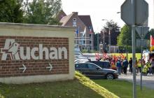 Des militants de la CGT Auchan et des "gilets jaunes" manifestent devant le siège de l'entreprise Auchan, à Croix, dans le Nord
