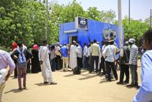Des Soudanais font la queue devant un distributeur automatique pour retirer de l'argent à Khartoum le 9 mai 2019