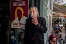 Le propriétaire du Booze Cooperativa à Athènes, Nikos Louvros, partisan farouche de la cigarette dans son restaurant, le 7 mai 2019