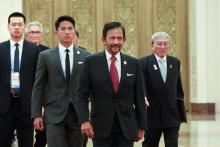 Le sultan de Brunei, Hassanal Bolkiah (au centre), à Pékin le 26 avril 2019 avant une rencontre avec le président chinois.