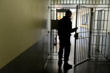 Un surveillant pénitenciaire ouvre une porte dans la prison de l'Hermitage à Brest, le 24 février 2017