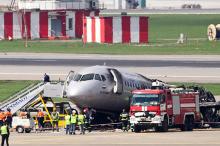 Des équipes de secours autour du Soukhoï Superjet 100 de la compagnie russe Aeroflot qui s'est embrassé lors d'un atterrissage d'urgence à l'aéroport de Moscou, le 6 mai 2019