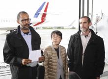 Les ex-otages français Patrick Picque (droite) et Laurent Lassimouillas (gauche) avec une ex-otage sud-coréenne parlent à la presse à leur arrivée en France le 11 mai 2019