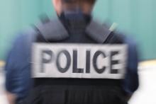 L'une des présidentes de la cour d'assises des Yvelines a été agressée lundi matin à son domicile dans ce département, visée par un tir de lanceur de balles de défense (LBD), a-t-on appris de sources 