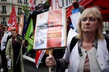 Des personnels hospitaliers manifestent près du ministère de la Santé à Paris, le 11 juin 2019