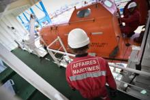 Un inspecteur de la sécurité des navures vérifie un canot de sauvetage à bord du OOCL Europe, le 4 juin 2019 à Fos-sur-mer, en France