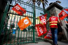 Des drapeaux syndicaux sont accrochés aux grilles de la préfecture d'Ajaccio le 9 mai 2019 à l'occasion d'une manifestation contre la réforme de la fonction publique