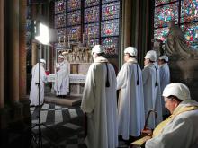 Première messe, deux mois après l'incendie, à la cathédrale Notre-Dame, le 15 juin à Paris