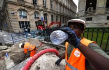 Un travailleur du bâtiment boit de l'eau sur un chantier à Bordeaux, le 24 juin 2019