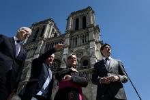 De gauche à droite: le ministre Franck Riester, l'architecte Philippe Villeneuve, Patrick Chauvet (recteur de Notre-Dame) et le Premier ministre canadien Justin Trudeau devant l'édifice le 15 mai 2019