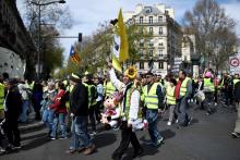 Des manifestants "gilets jaunes" défilent, le 30 mars 2019 à Paris