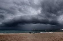 Une tempête approche sur une plage de Cannes le 10 avril 2018