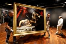 La toile attribuée au Caravage et représentant Judith décapitant Holopherne est exposée le 14 juin 2019 à l'hôtel Drouot à Paris en prévision de sa vente aux enchères le 27 juin à Toulouse