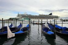 Un navire de croisière arrive à Venise le 23 mai 2015. Venise pourra dès l'été prochain faire payer un ticket d'entrée à tous ses visiteurs, une taxe de 2,5 à 10 euros selon la saison devant servir à 
