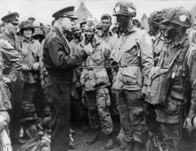 Le général Dwight D. Eisenhower, avec des parachutistes, le 6 juin 1944 en Angleterre, juste avant le débarquement