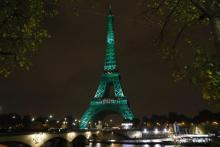La Tour Eiffel illuminée de vert pour les accords de Paris le 4 novembre 2016