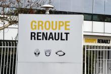 Le logo du constructeur automobile Renault (G)photo prise le 2 mars 2011, et celui de FCA, Fiat Chrysler Automobiles (D), datant du 29 janvier 2014