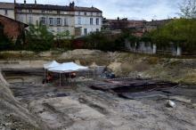 Des archéologues de l'Inrap travaillent sur le site de l'îlot Renaudin, près de la gare d'Angoulême, le 7 novembre 2018