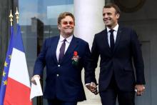 Emmanuel Macron et Elton John, le premier a remis la Légion d'honneur au second au second hier, dans la cour de l'Elysee à Paris, le 21 juin 2019