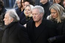 André Boudou (c), le père de Laeticia Hallyday, devant l'Eglise de la Madelaine, lors des obsèques de Johnny Hallyday, le 9 décembre 2017 à Paris