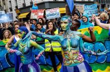 Des danseurs ouvrent un défilé à l'occasion de la Journée mondiale de l'océan, à Paris le 8 juin 2019