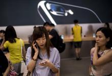 Des Chinoises testent le nouvel iPhone 7 lors de son lancement le 16 septembre 2016 à Shanghaï