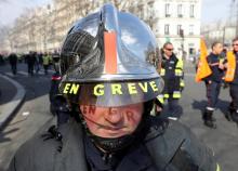 Des pompiers manifestent à Paris lors d'une précédente grève le 14 mars 2017