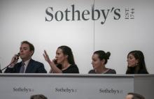 Des salariés de Sotheby's passent des ordres d'achat par téléphone le 30 janvier à New York
